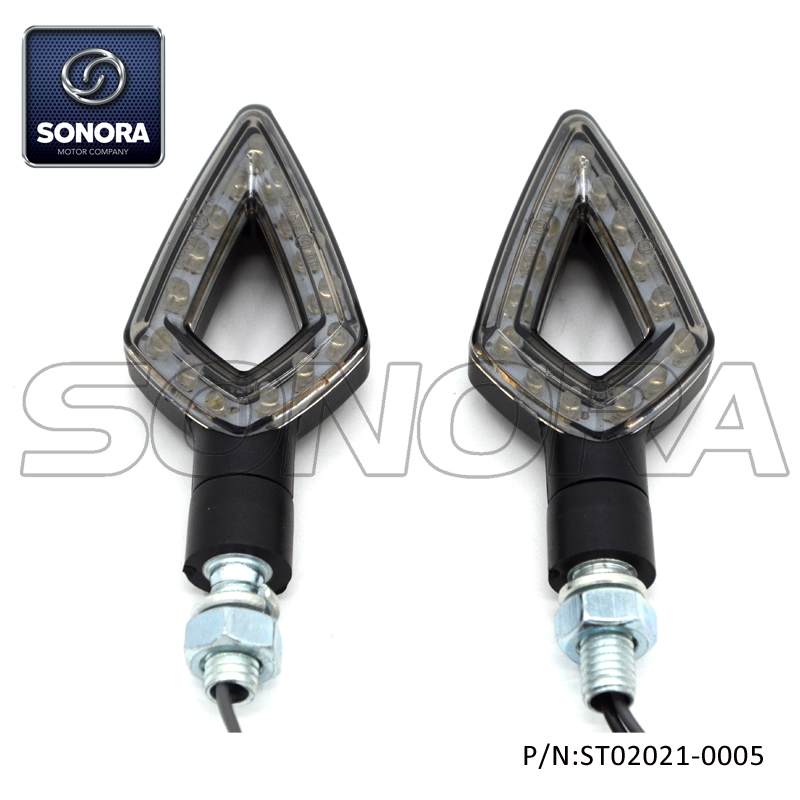 Cuerpo de plástico negro mate con 15 lentes LED disponibles en color humo transparente E-mark LED Light (P / N: ST02021-0005) Calidad superior