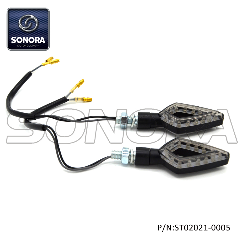 Cuerpo de plástico negro mate con 15 lentes LED disponibles en color humo transparente E-mark LED Light (P / N: ST02021-0005) Calidad superior