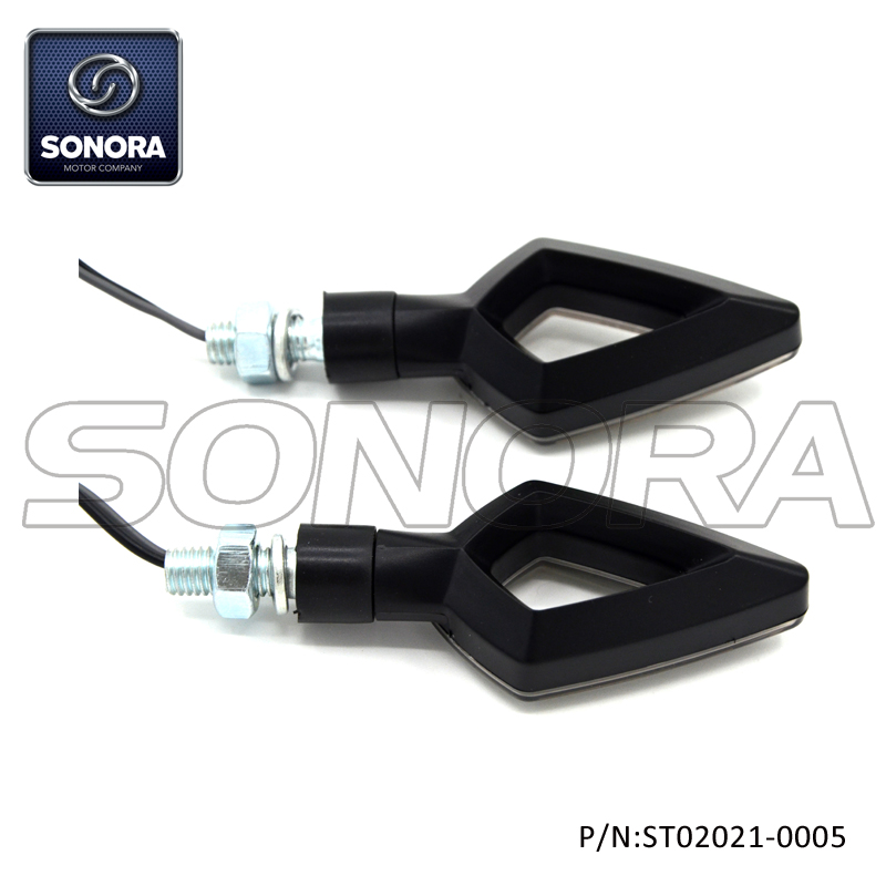 Cuerpo de plástico negro mate con 15 lentes LED disponibles en color humo transparente E-mark LED Light (P / N: ST02021-0005) Calidad superior