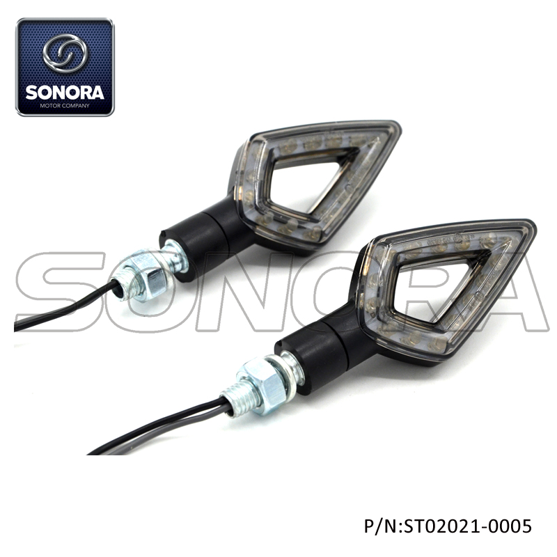 Cuerpo de plástico negro mate con 15 lentes LED disponibles en color humo transparente E-mark LED Light (P / N: ST02021-0005) Calidad superior